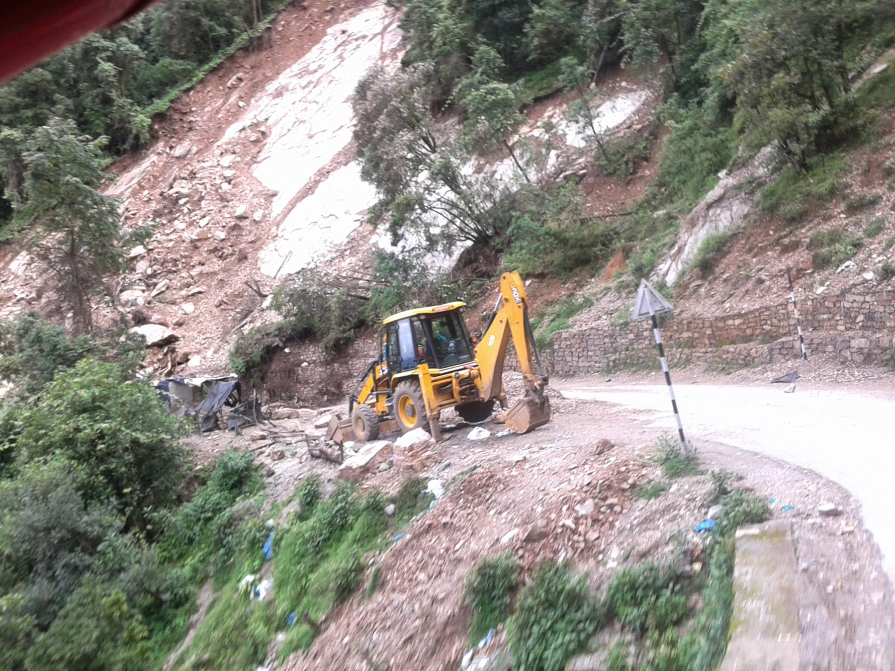 पहिरोका कारण जयपृथ्वी राजमार्गमा यात्रु जोखिममा यात्रा गर्न बाध्य