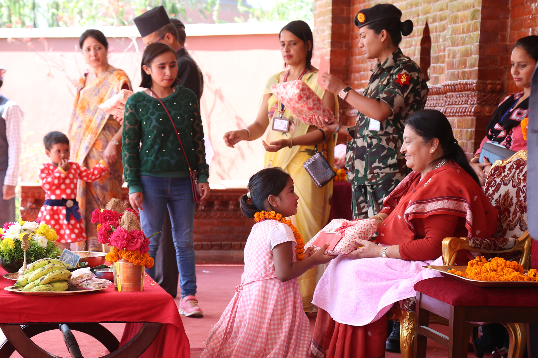 बालमन्दिरका ४३ बालिकालाई  दिइन् राष्ट्रपतिले गुन्यूचोलो 