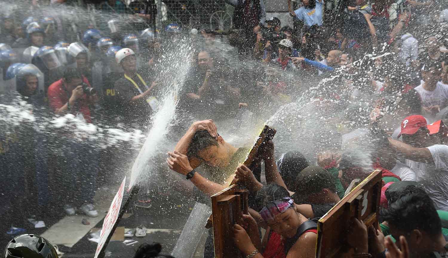 एसियाली सम्मेलनमा भाग लिन मनिला पुगेका राष्ट्रपति ट्रम्पविरुद्ध प्रदर्शन 