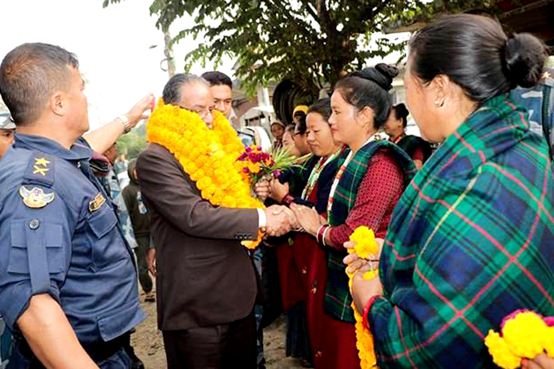 मतदातालाई प्रचण्डको आग्रहः मत किन्न खोज्नेको पैसा कब्जा गर्नुस्