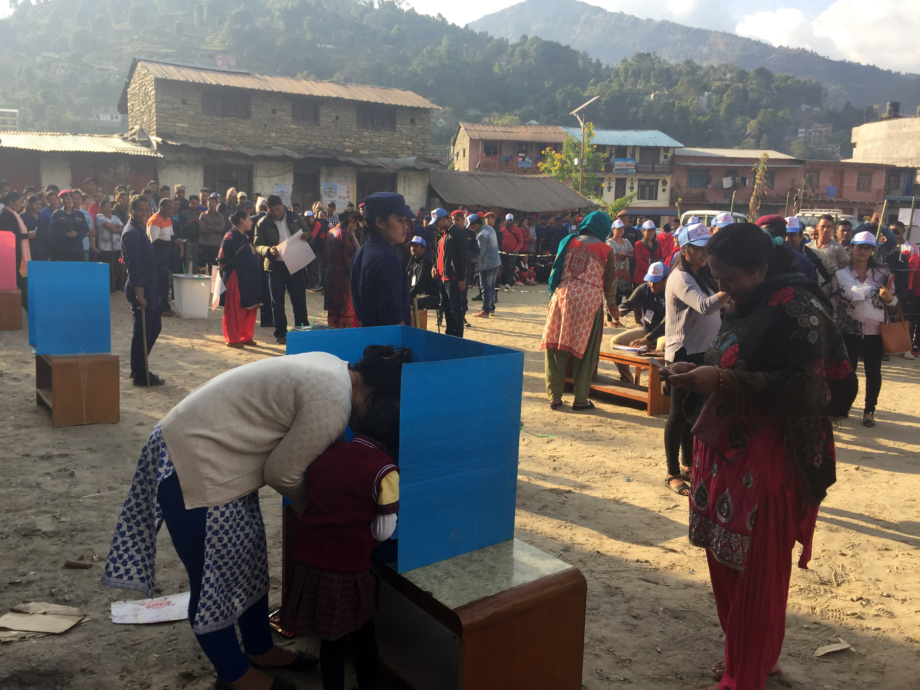 लमजुङमा नमूना मतदान : मतदान प्रक्रिया झण्झटिलो भएको मतदाताको प्रतिक्रिया