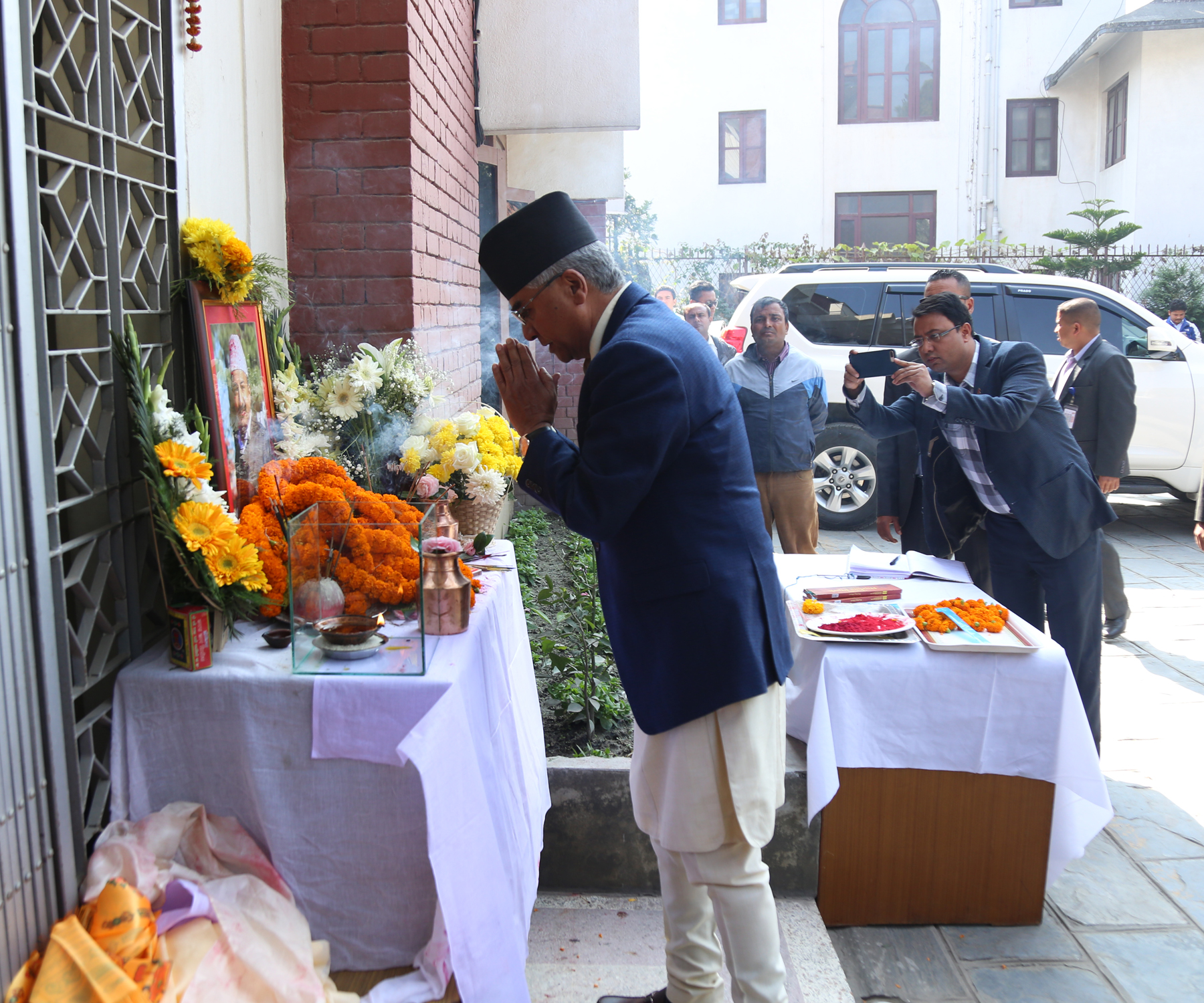 प्रधानमन्त्री देउवाद्वारा प्रकाश दाहालप्रति श्रद्धाञ्जली