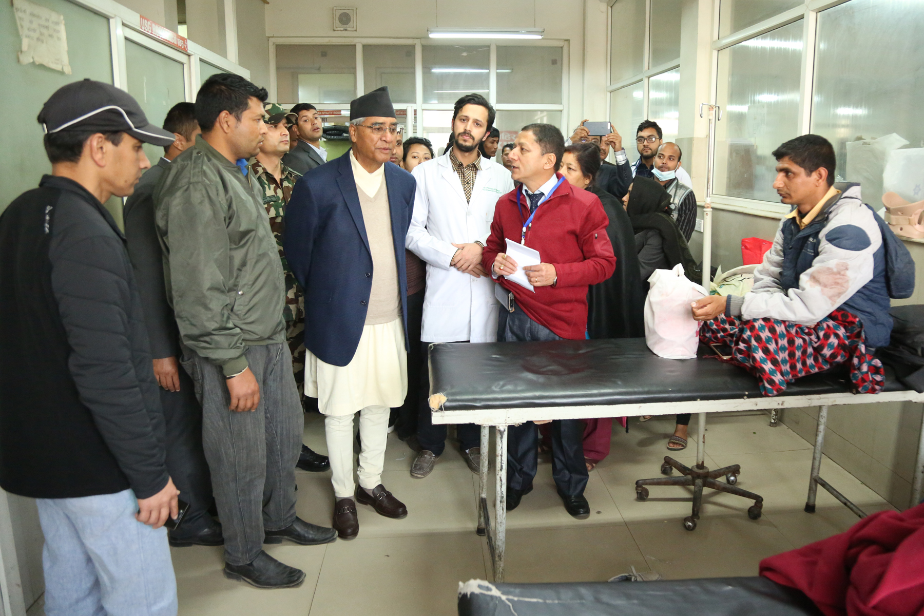 बम विस्फोटका घाइतेलाई भेटेर प्रधानमन्त्रीले भने–‘म छु चिन्ता नगर्नुस्, छिट्टै निको हुन्छ’