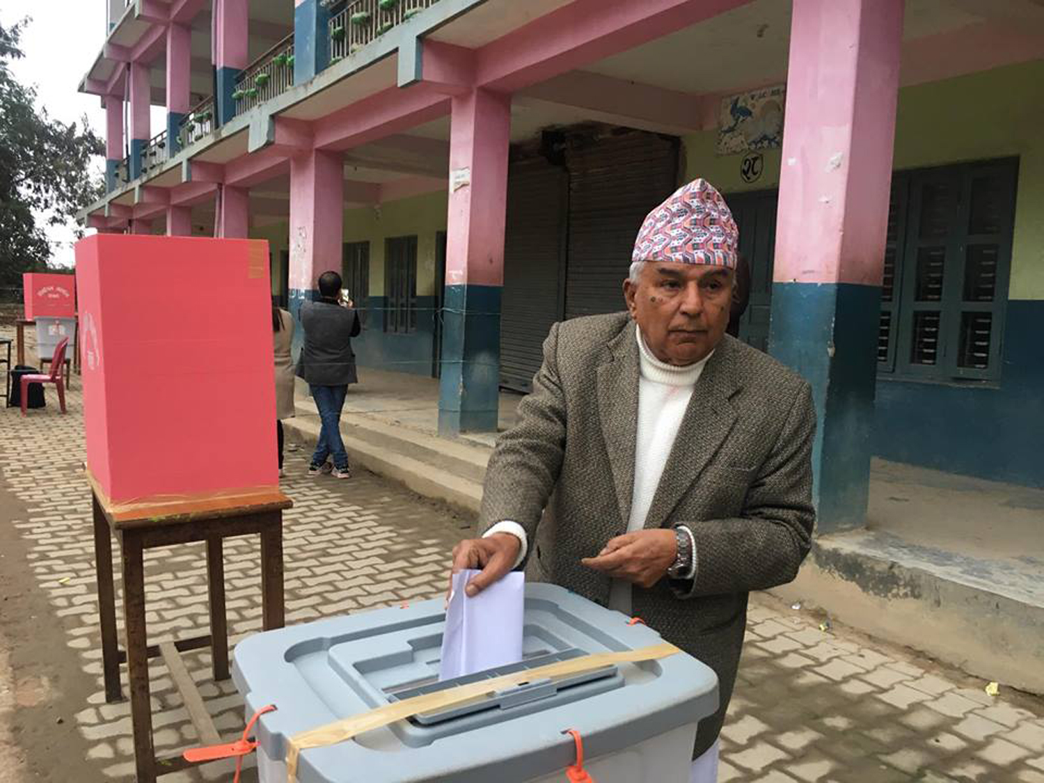 रामचन्द्र पौडेलले तनहुँबाट गरे मतदान
