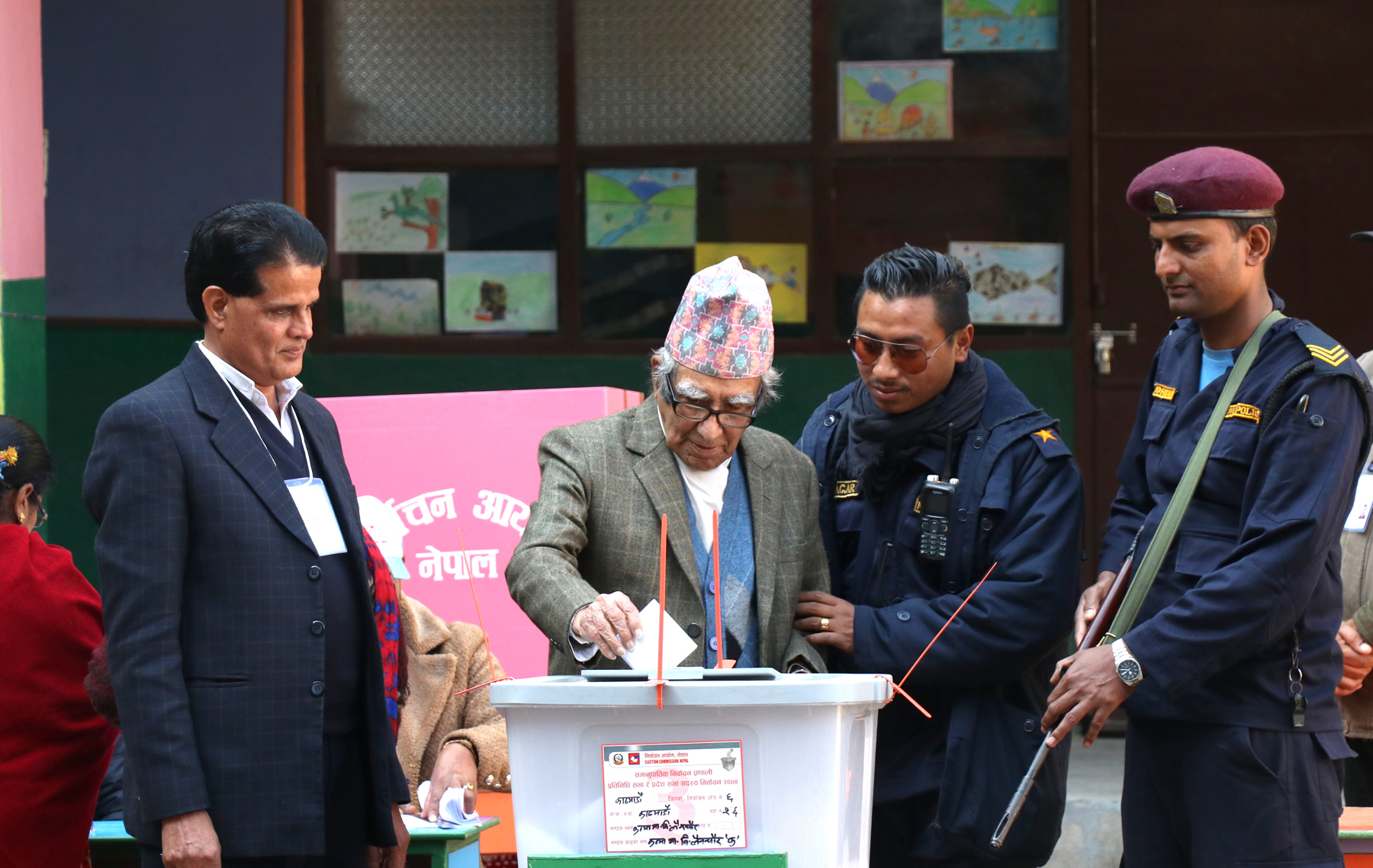 राष्ट्रकवि घिमिरेले गरे मतदान