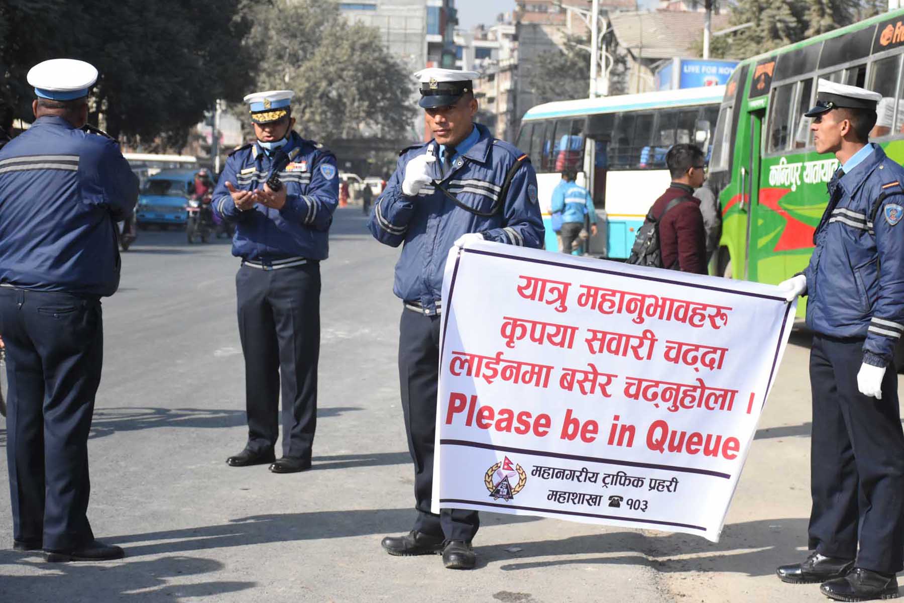 ट्राफिक प्रहरीको अभियानः ‘अब लाइनमा बसेर गाडी चढ्नुस्’