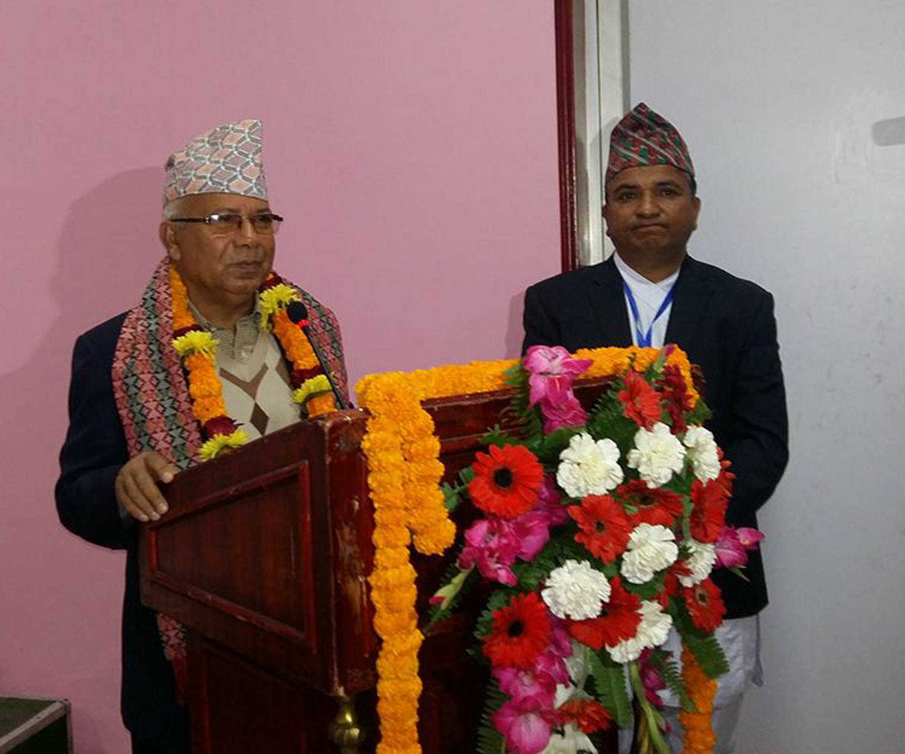 कांग्रेसले सत्ता लम्बाउनका लागि बखेडा निकाल्योः माधव नेपाल