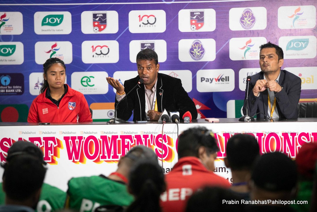बंगलादेशसँगको हारपछि महिला फुटबल टोलीको प्रशिक्षकबाट हट्ने थापाको घोषणा