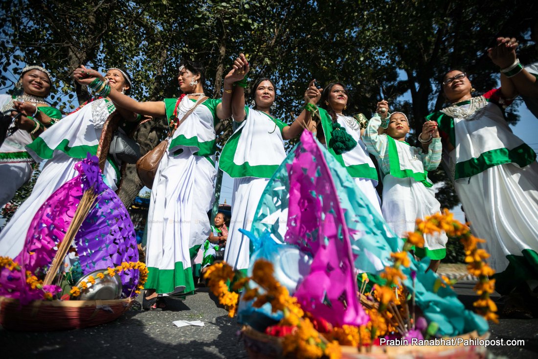 माइतीघरमा समा चकेवा पर्व : थारु महिलाले नाचगान गर्दै गरे पूजा