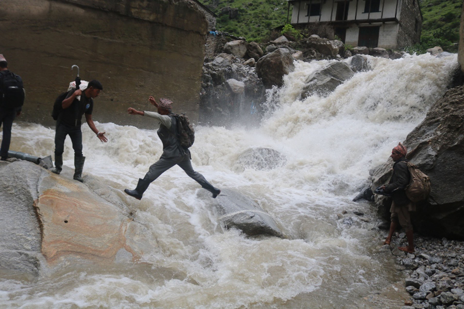 खोलामा पुल नुहँदा हाम्फालेर नै आवतजावत !