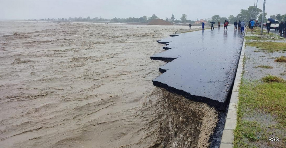 अविरल वर्षापछि महाकाली उर्लिँदा तटीय क्षेत्रमा कटान सुरु,  गाउँमा पस्न थाल्यो बाढी  