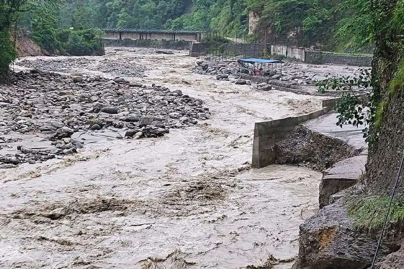 बाढी-पहिरोले ताप्लेजुङमा विद्यार्थीको पढाइ प्रभावित, अनिश्चितकालका लागि विद्यालय बन्द