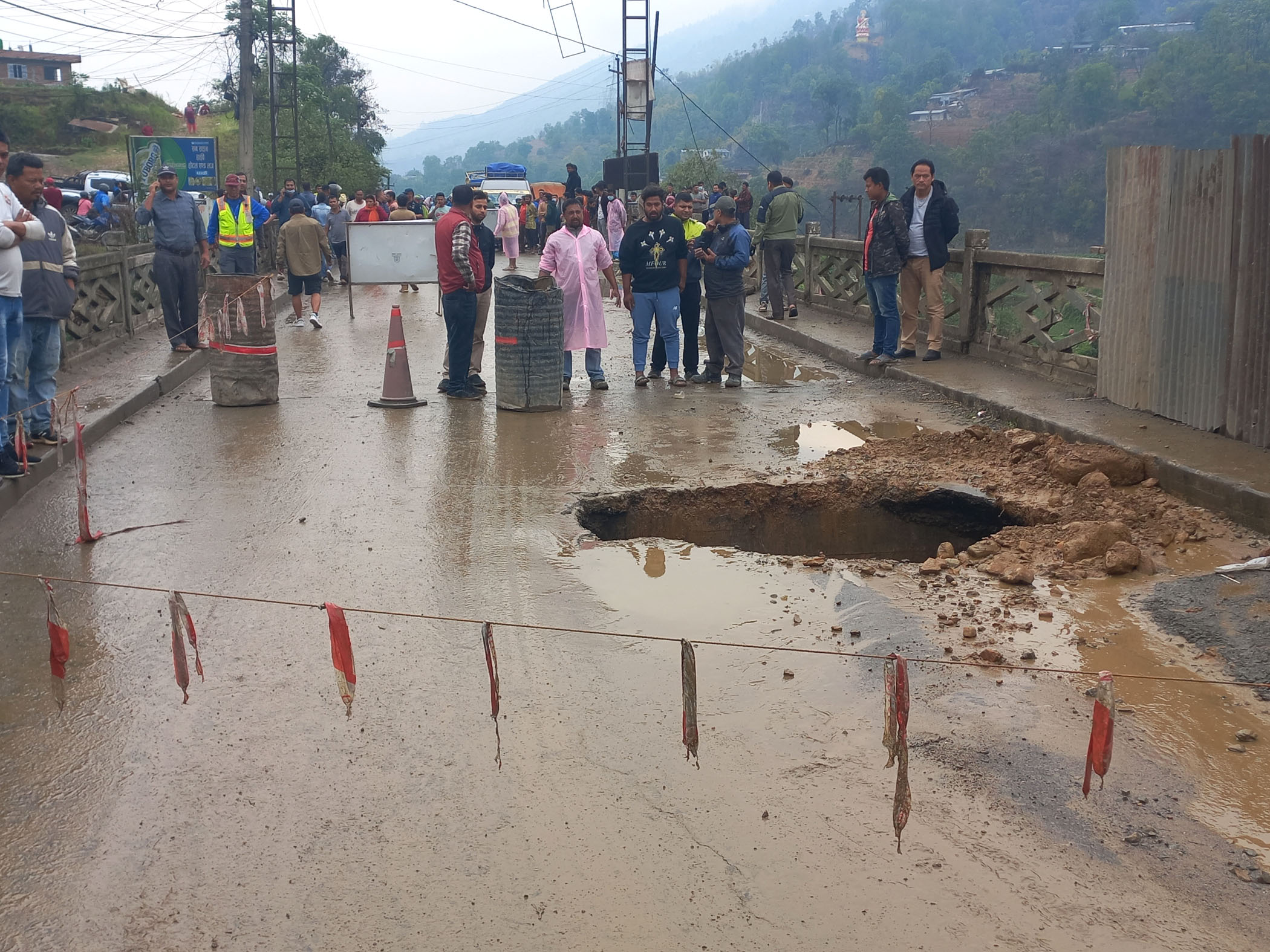 धार्केमा भासिएर अवरुद्ध बनेको सडक खुलाउन अझै केही घन्टा लाग्ने, काठमाडौं आउन कुन बाटो प्रयोग गर्ने?