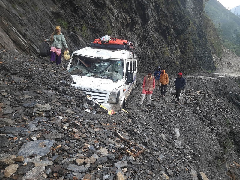 म्याग्दीको गुइठे भिरमा पहिरो जाँदा बेनी-जोमसोम सडक अवरुद्ध