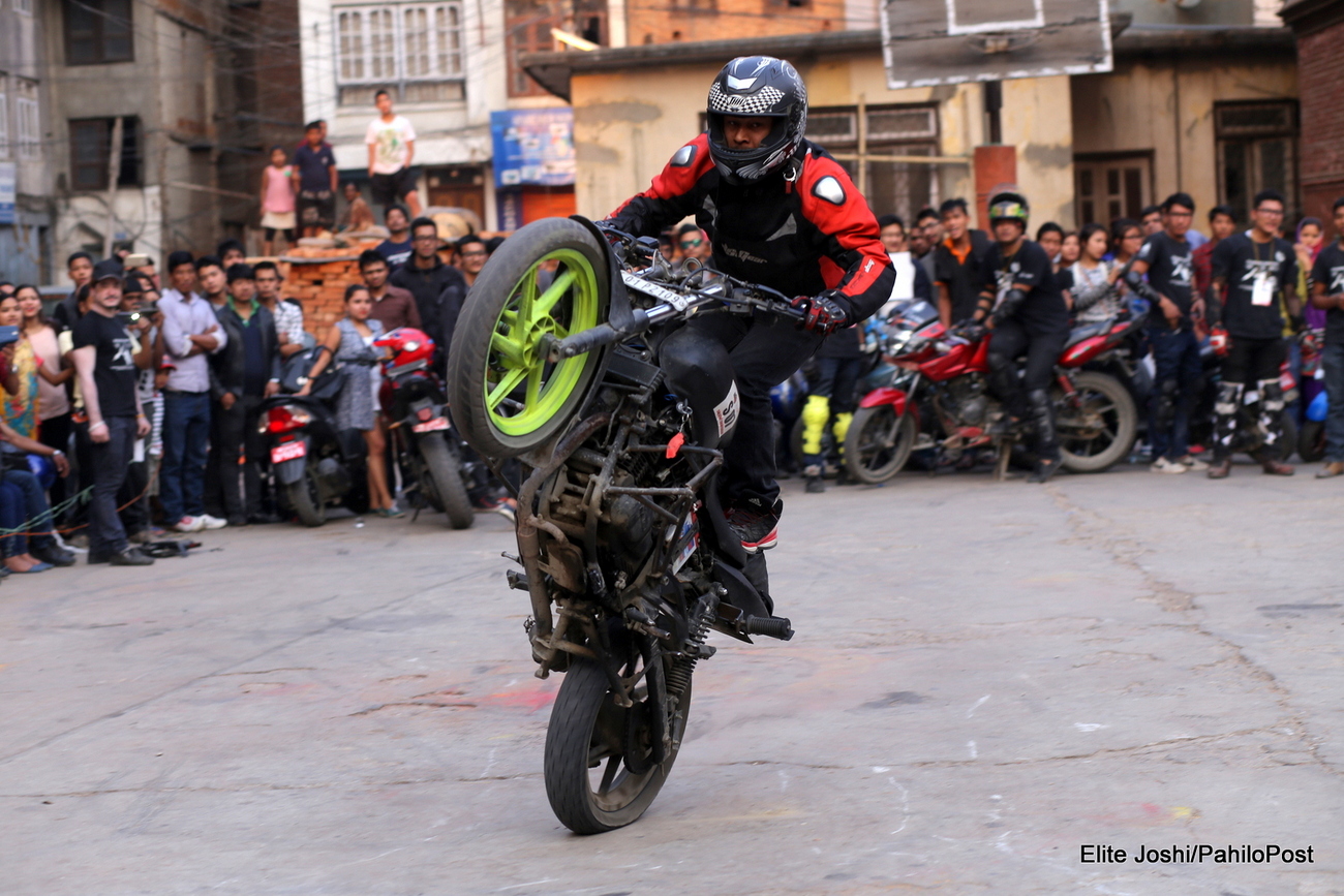 सिक्किमका स्टन्ट राइडरले बाइक उडाउँदा काठमाडौँवासीको ताली