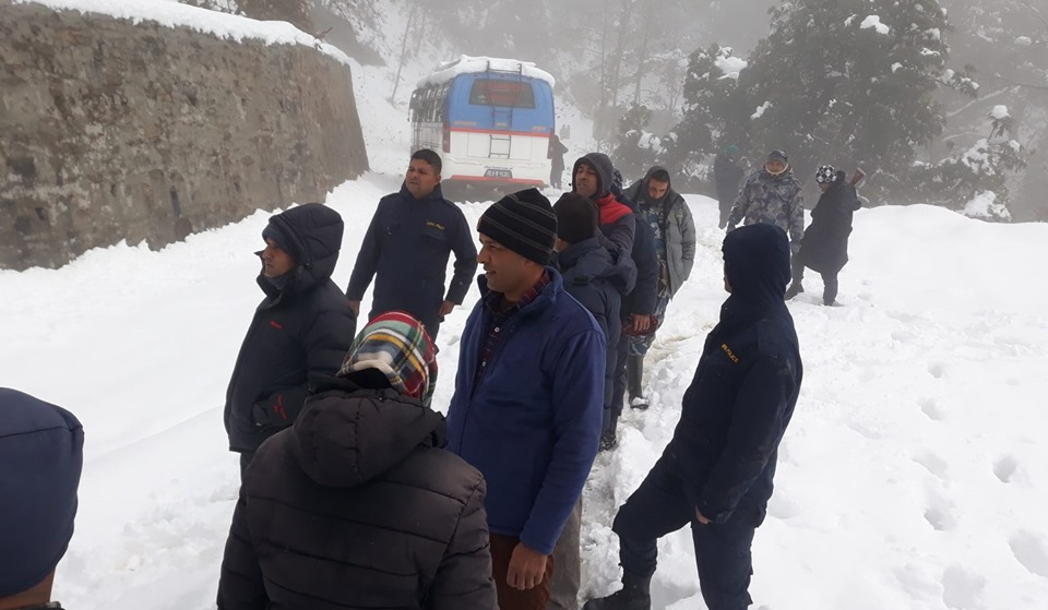 सुदूरपश्चिममा तेस्रो पटक हिमपात, पहाडी जिल्लाका राजमार्ग आज बिहानदेखि अवरुद्ध