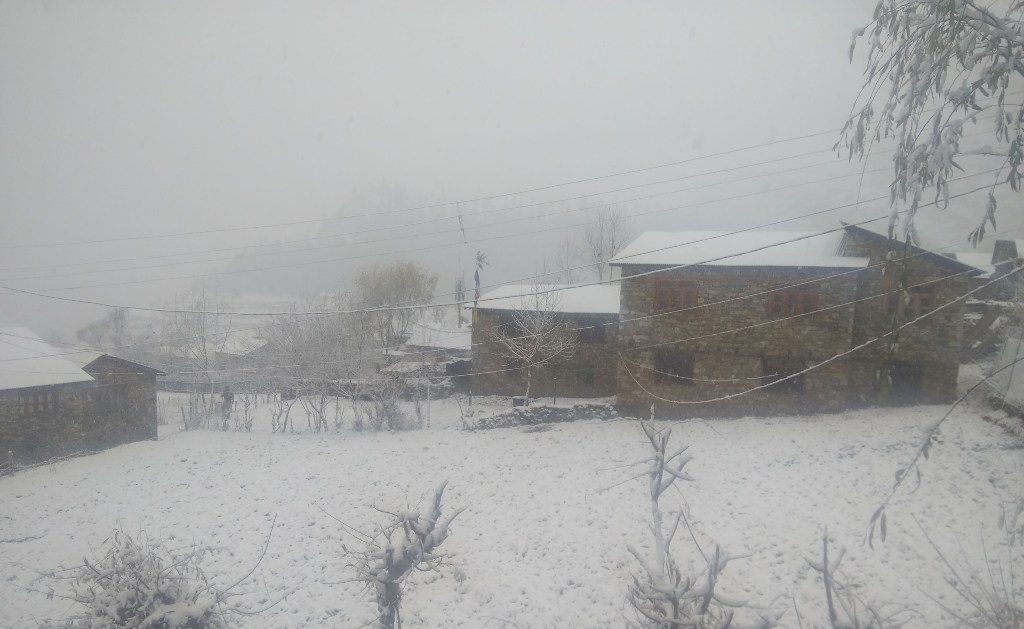 उच्च हिमाली क्षेत्रमा हिमपात, मुस्ताङमा जम्यो ताल तथा खोलाको पानी