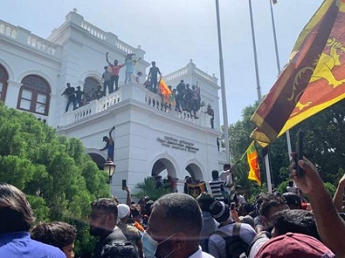 श्रीलंकामा प्रदर्शनकारीहरूले कब्जामा लिए प्रधानमन्त्री कार्यालय, मनाए खुसीयाली
