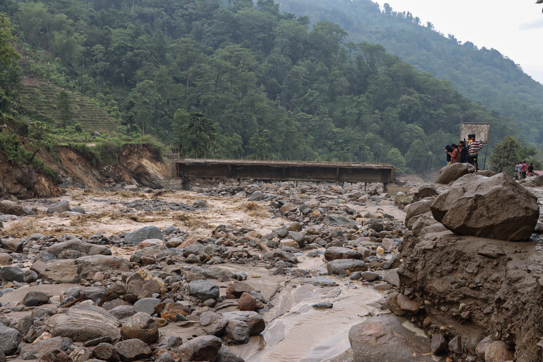 सङ्खुवासभाका सांसदले भेटे प्रधानमन्त्री, बाढीपहिरोको अवस्थाबारे गराए ध्यानाकर्षण