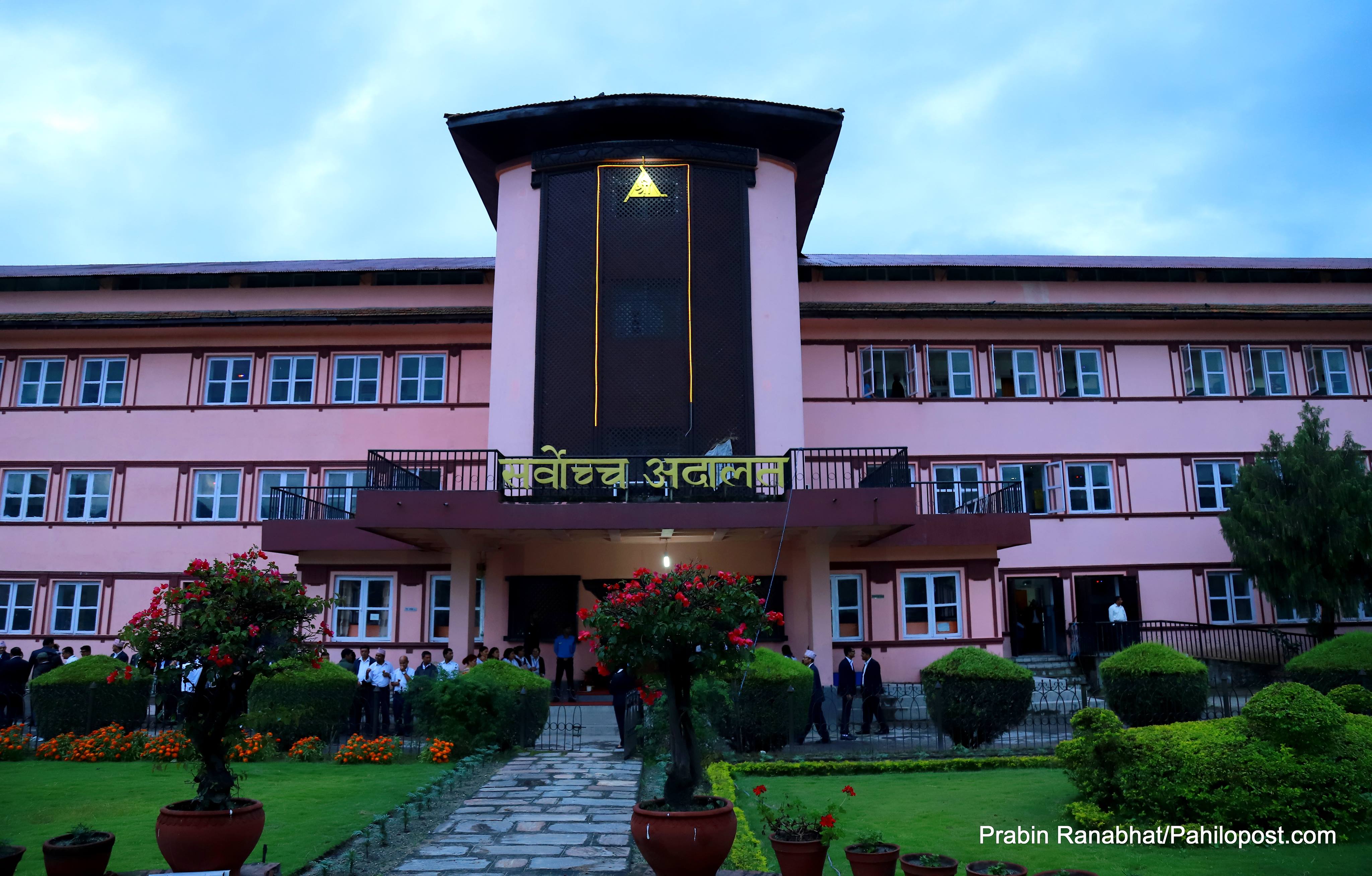आइतवार बिदा दिने निर्णय खारेजीको माग गर्दै सर्वोच्चमा पर्‍यो दुई वटा रिट