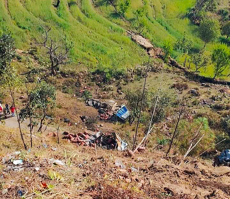 ट्रकको ब्रेक फेल हुँदा चालकसहित तीनजनाको मृत्यु, सहचालकले सडकमै हामफालेर ज्यान जोगाए