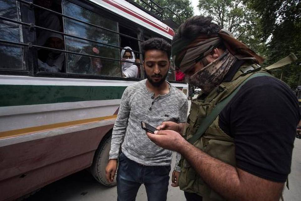जम्मू कश्मीरमा ७२ दिनपछि चल्यो पोस्टपेड मोबाइल