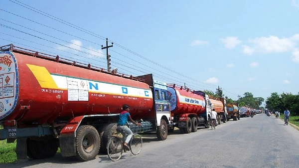 भारतीय भन्सार कार्यालयले सिस्टम अपडेट नगर्दा दुई दिनदेखि भारतमै रोकिए इन्धन बोकेका ट्यांकर