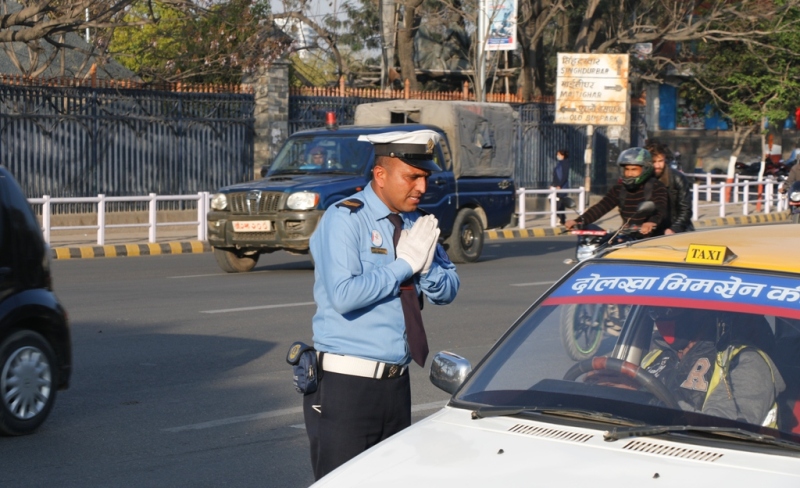 अब नियम उल्लंघन गर्नेलाई समेत ट्राफिक प्रहरीले ‘नमस्कार’ गर्ने