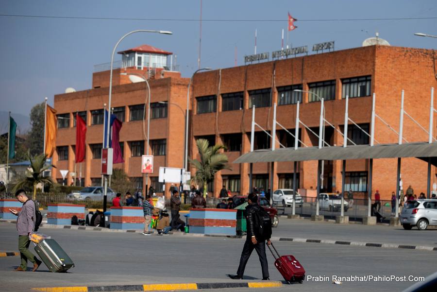 विमानस्थलमा पर्यटन मन्त्री आलेको छड्के अनुगमन, जहाजले यात्रु छोडेकोमा मागे लिखित जवाफ