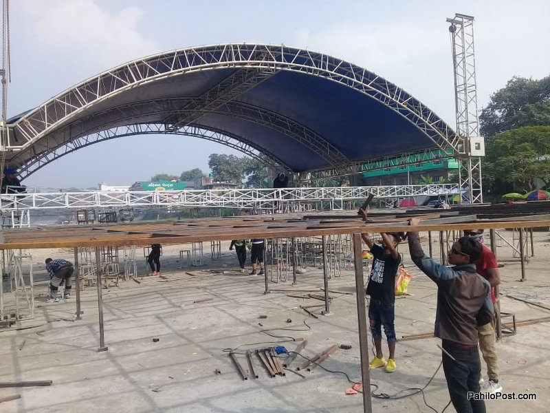 एमाले महाधिवेशन उद्घाटनका लागि नारायणी किनारमा यसरी तयार हुँदैछ मञ्च
