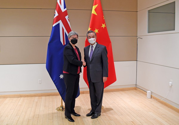 कूटनीतिक तिक्तता तोड्दै चीन र अष्ट्रेलियाः समकक्षी पेनीलाई बेइजिङमा स्वागत गर्दै चिनियाँ विदेशमन्त्री वाङ