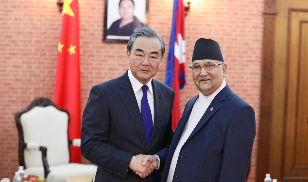 चिनियाँ विदेशमन्त्री वाङ र प्रधानमन्त्री ओलीबीच शिष्टाचार भेट, आर्थिक सहयोगबारे कुराकानी