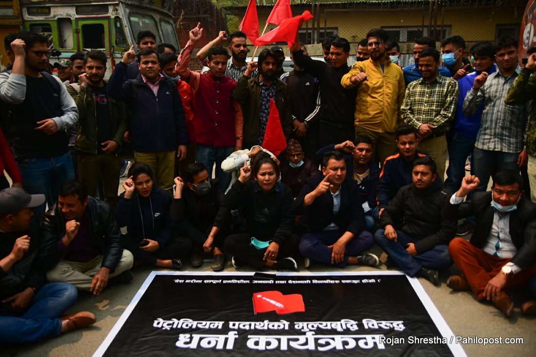 नेकपा एमालेको किचलो अखिलमा पनि : ऐन महरले हटाए नेपाल समूहका ३ विद्यार्थी नेता