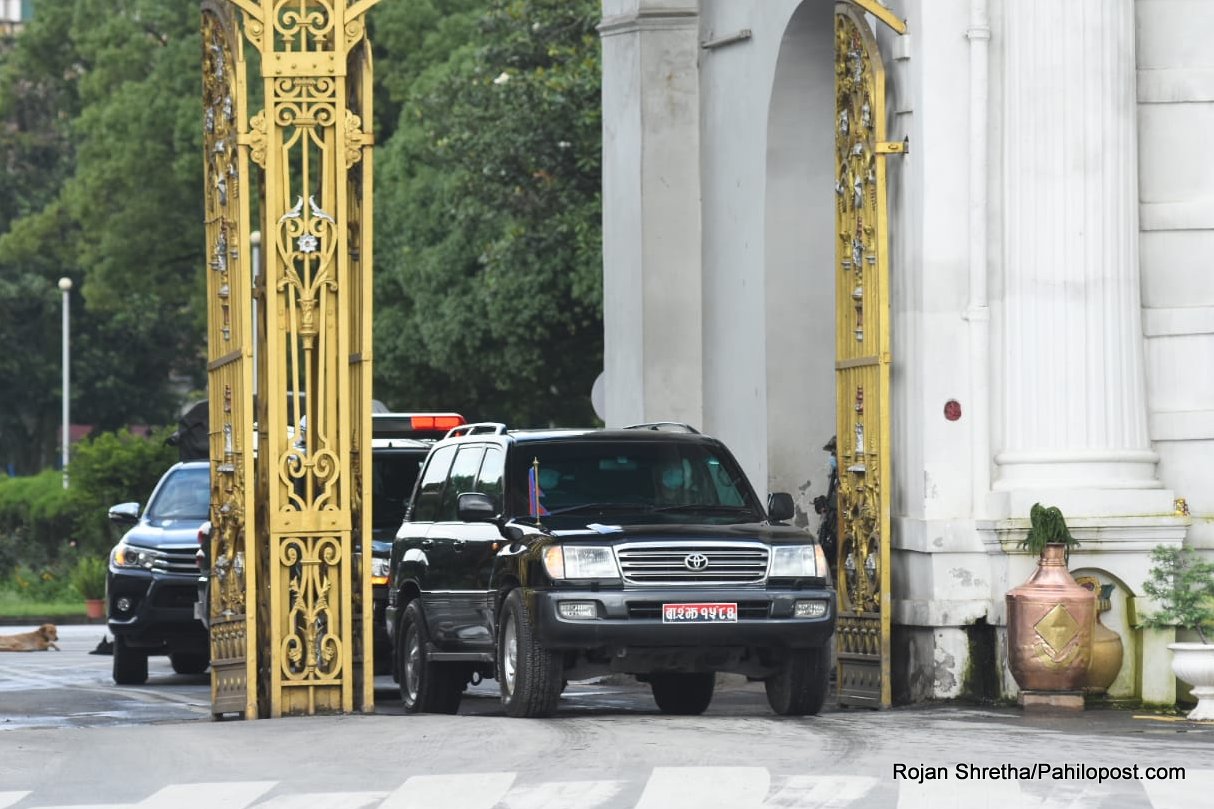 सिंहदरबारमा सम्बोधन गर्न पुग्दा : यस्तो देखियो ओलीको इन र आउट दृश्य