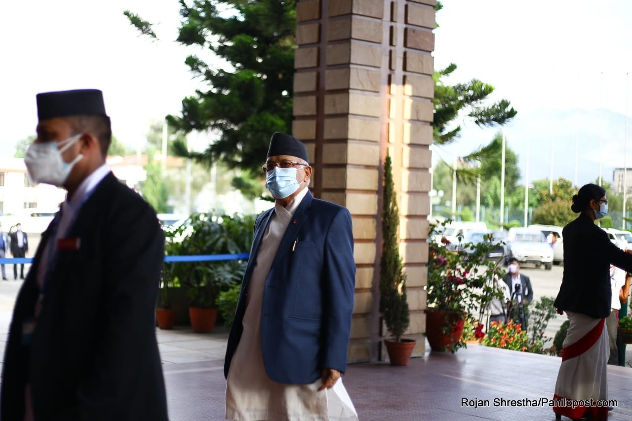 प्रधानमन्त्री देउवाविरुद्ध मतदान गर्न एमाले अध्यक्ष ओली पुगे संसद भवन