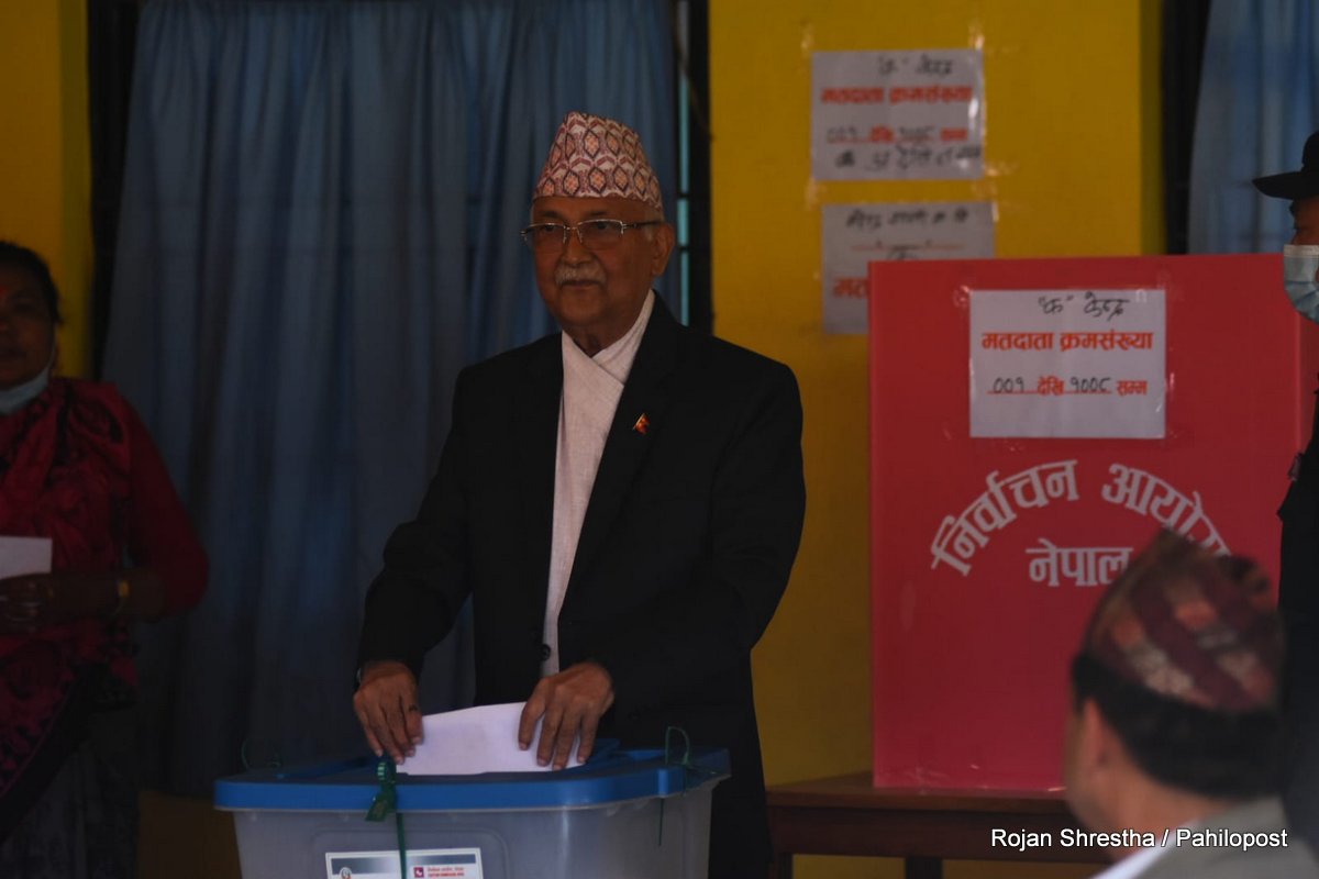 बालकोटमा ओलीले गरे मतदान