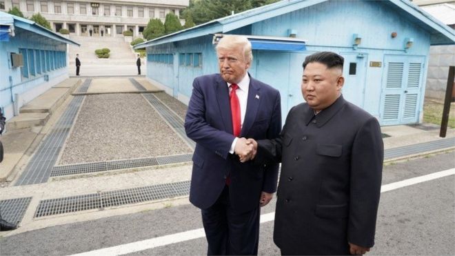 डोनाल्ड ट्रम्पको 'डीएमजे' क्षेत्रमा आकस्मिक अवतरण, उत्तर कोरियाली नेता किमसँग मिलाए हात 