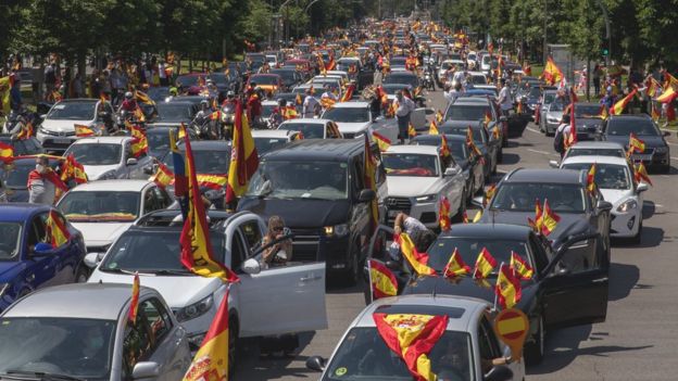 स्पेनमा लकडाउन हटाउन माग गर्दै कार र्‍याली, प्रधानमन्त्रीको राजीनामा माग