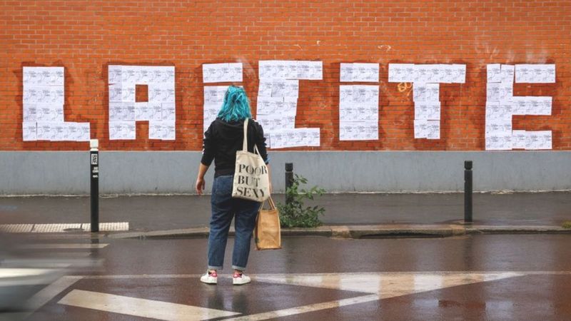 फ्रान्सको धर्मनिरपेक्षतालाई किन मानिँदैछ इस्लाम विरोधी?