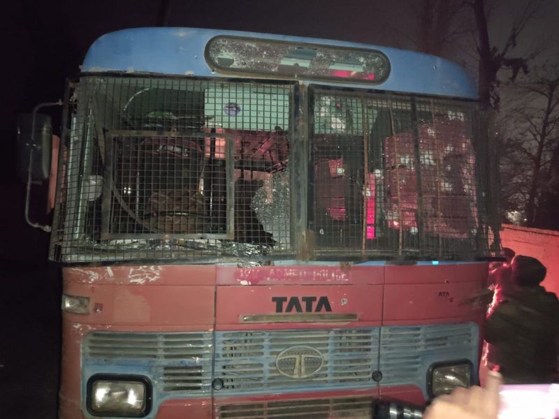 जम्मू कश्मीरमा प्रहरी बसमा चरमपन्थीको आक्रमण, दुईजनाको मृत्यु
