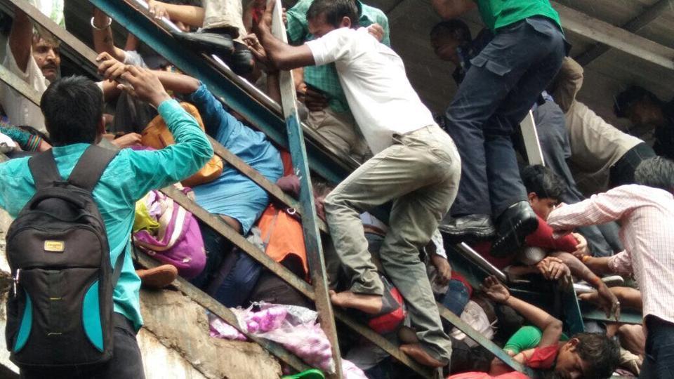 मुम्बईको रेल स्टेशनमा भागदौडमा २२ जनाको ज्यान गयो, दर्जनौं घाइते