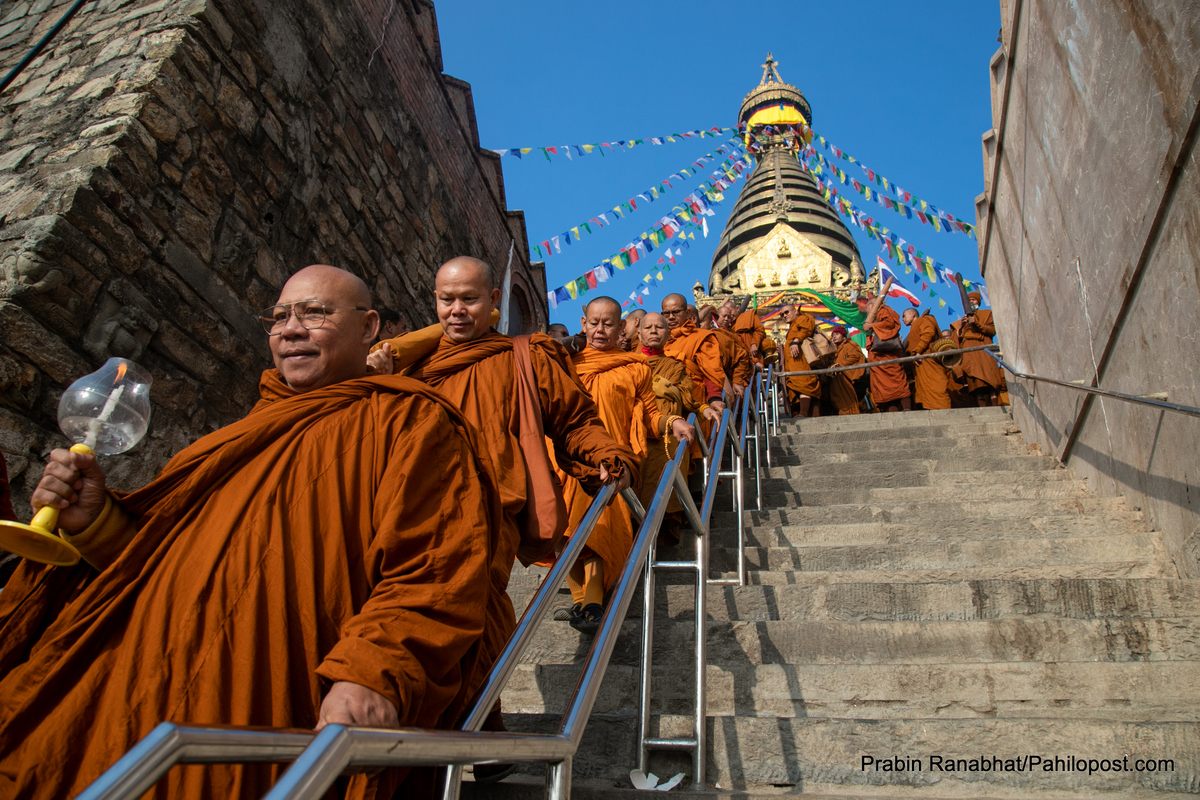 विश्व शान्तिका लागि स्वयम्भूदेखि लुम्बिनीसम्म पैदल यात्रामा बौद्ध भिक्षुहरु