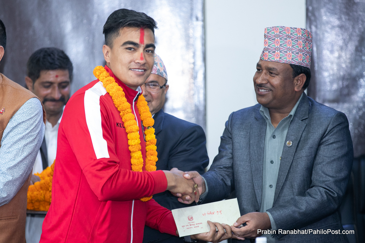 तीन वर्षपछि पाए फुटबल खेलाडीले सरकारको नगद पुरस्कार