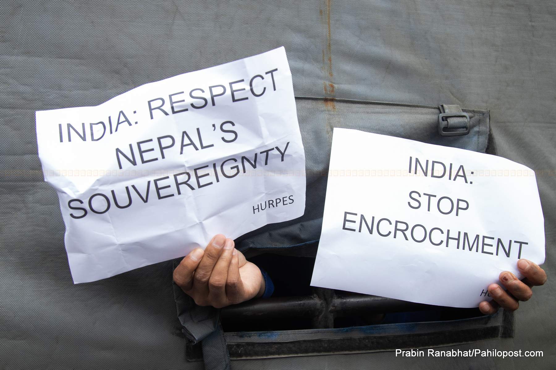 'नेपालको सार्वभौमसत्ताको सम्मान गर्' भन्दै भारतीय दूतावास अगाडि पुगेका अधिकारकर्मीहरु प्रहरी नियन्त्रणमा
