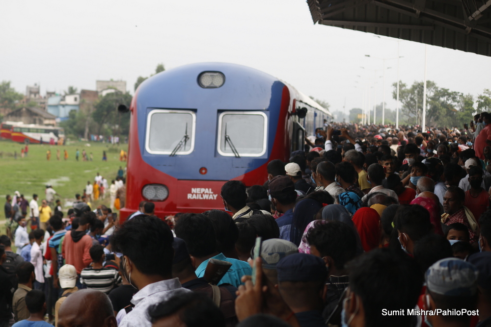 १५ फोटोमा जनकपुरमा रेल आइपुग्दा दृश्य : न त सामाजिक दुरी, न त कुनै सतर्कता