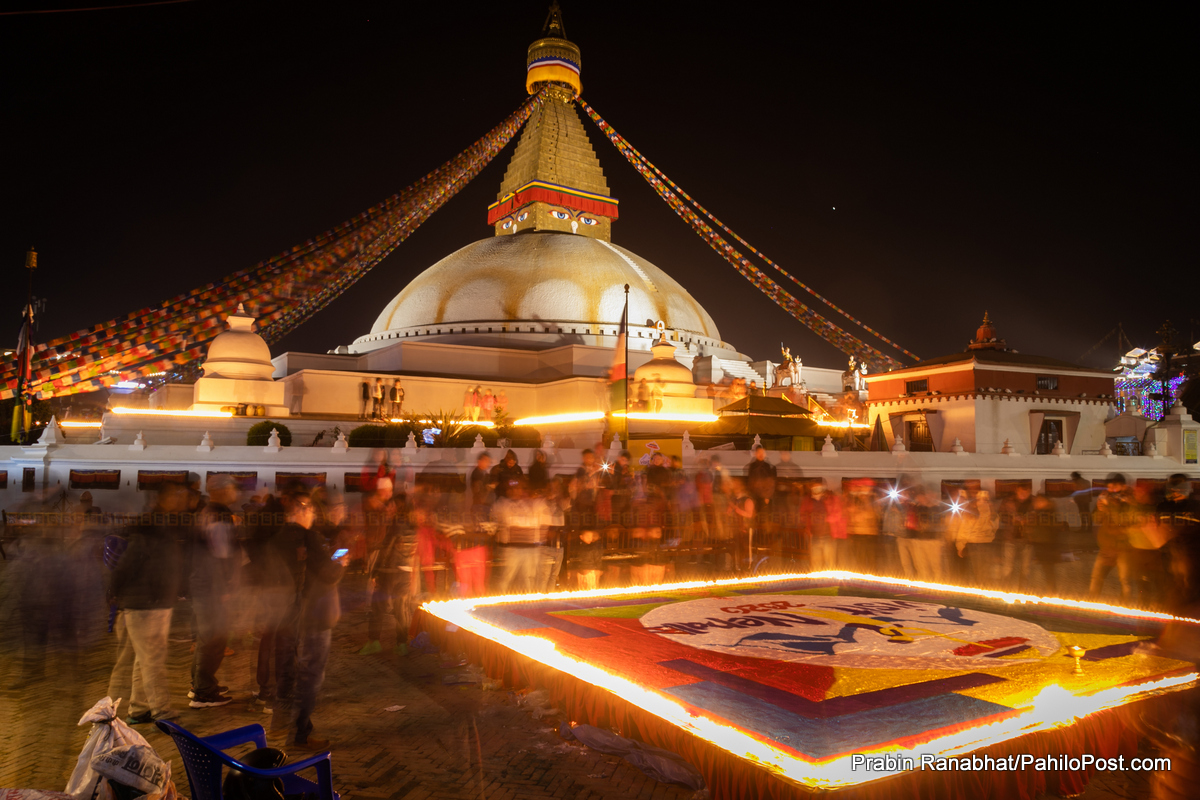 भ्रमण वर्षको स्वागतमा बौद्ध स्तुपामा बालियो दश हजार बत्ती, हेर्नुस् तस्विरमा
