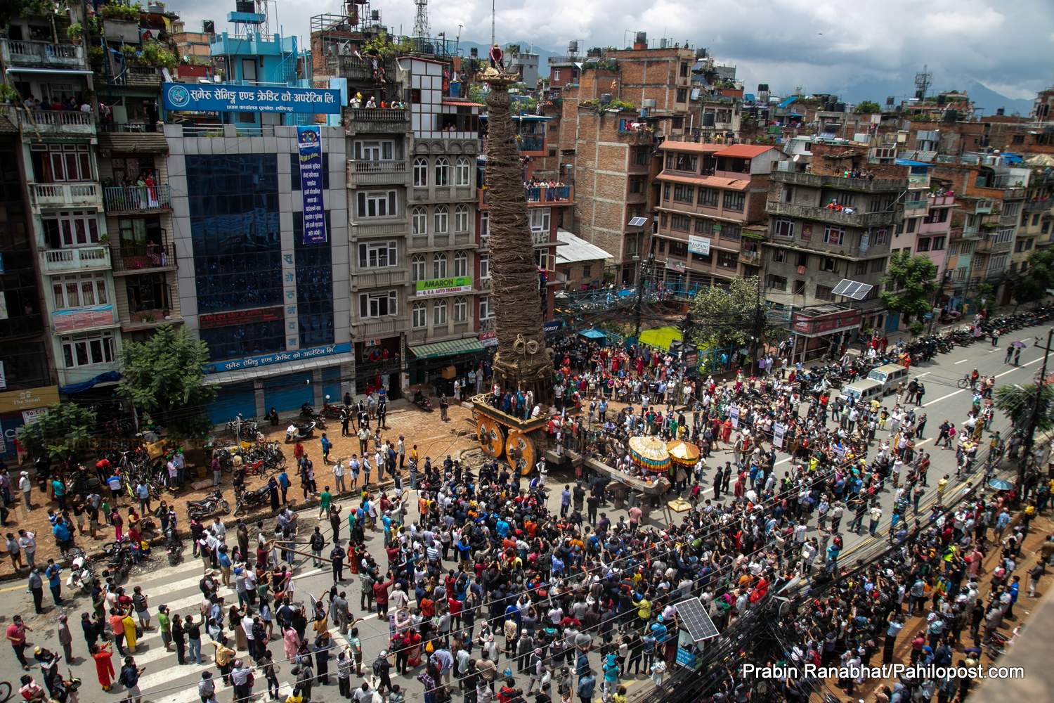 रातो मछिन्द्रनाथमा पूजा गर्नेको भिड, रथजात्रा नभएपछि स्थानीयहरु रथारोहण गराइएको ठाउँमै पुगे