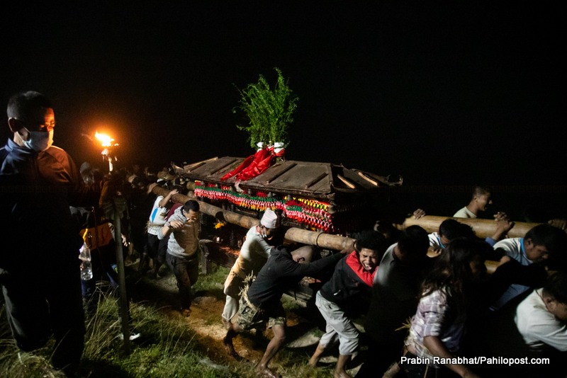 प्रधानमन्त्री ओलीलाई सिकाली जात्राको प्रसाद