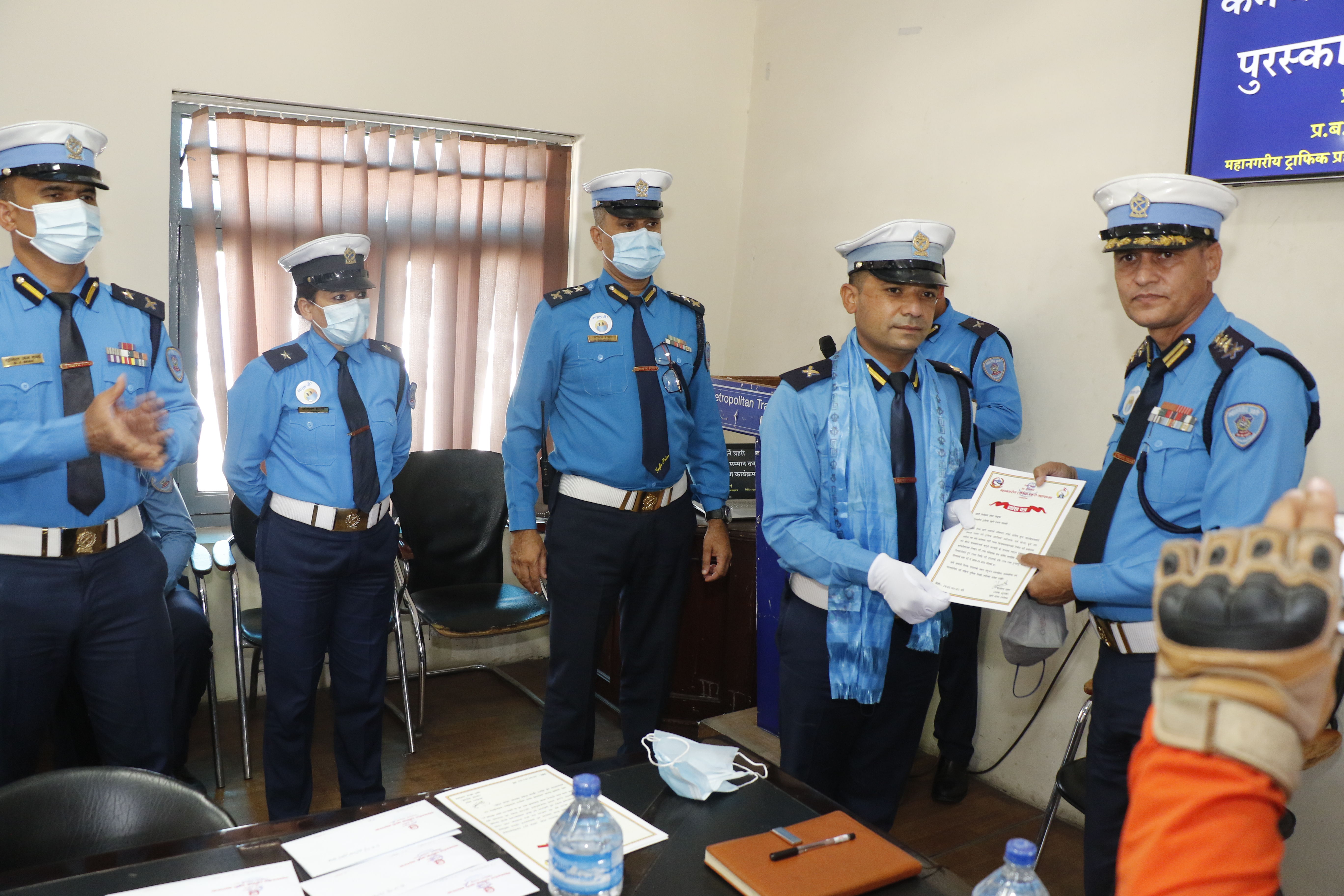 घूस फिर्ता गर्ने ट्राफिक प्रहरी सम्मानित, वर्ष दिनमा सडकमा ९० हजार घूस, १६५ चालकलाई कारबाही