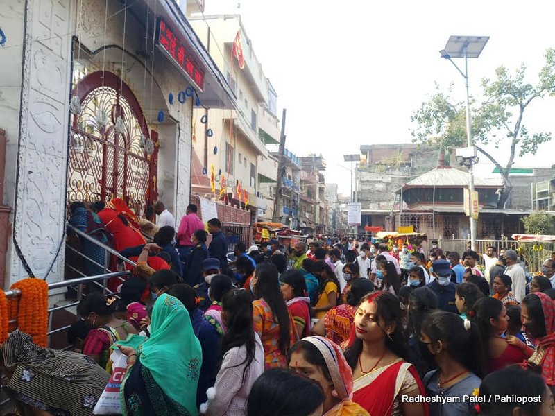 दशैंको पहिलो दिन वीरगंजका मन्दिरमा भक्तजनको भीड, संक्रमण फैलिन सक्ने भन्दै तीन वटा मन्दिर क्षेत्रमा प्रवेश निषेध